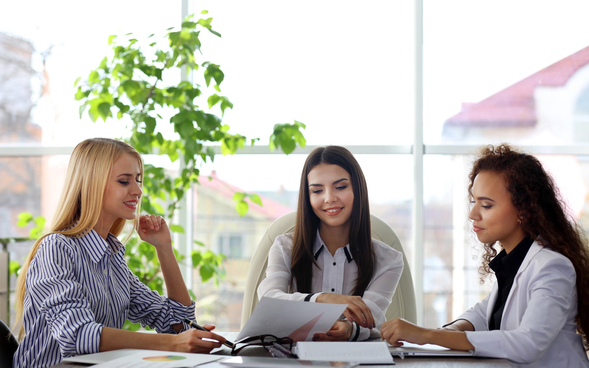 3 business woman in office meeting